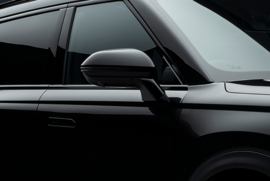 Outside Rear-View Mirrors Completely Black