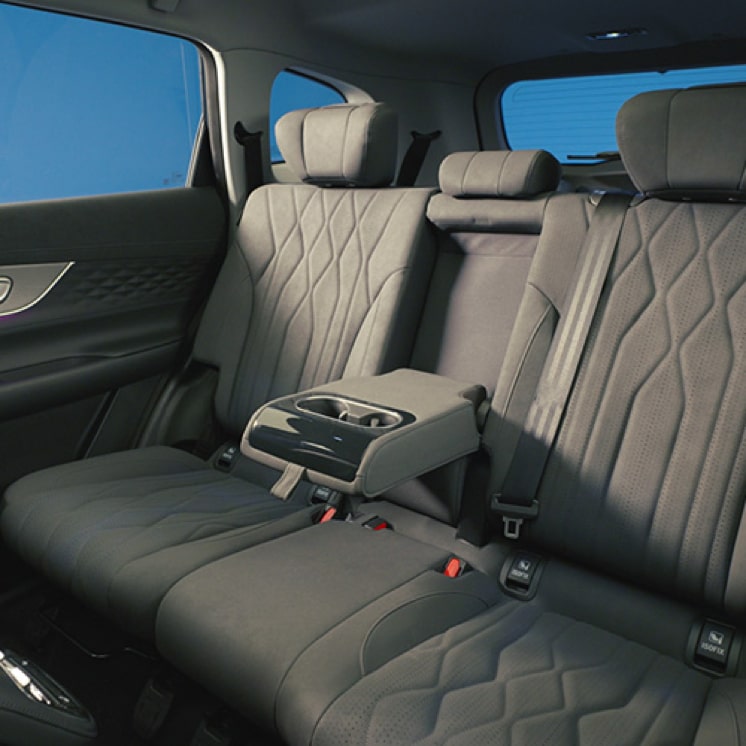 Spacious Seating For 7
